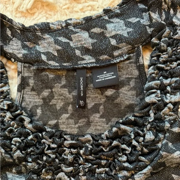 New directions brand black and silver houndstooth top Women’s size medium - Picture 2 of 5